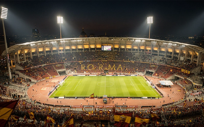 Estadio Olímpico de Roma iluminado durante noche de partido europeo